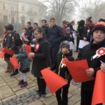 Żywa biało-czerwona flaga utworzona przez mieszkańców Sandomierza / Grażyna Szlęzak-Wójcik / Radio Kielce