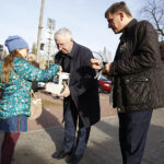 Kielce. Znane osoby kwestują. Na zdjęciu (od lewej): poseł Krzysztof Lipiec i Andrzej Pruś - sekretarz wojewódzkich struktur Prawa i Sprawiedliwości / Jarosław Kubalski / Radio Kielce