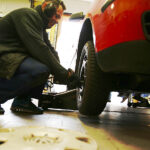 Wymiana opon z letnich na zimowe / Jarosław Kubalski / Radio Kielce