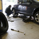 Wymiana opon z letnich na zimowe / Jarosław Kubalski / Radio Kielce