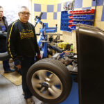 Wymiana opon z letnich na zimowe / Jarosław Kubalski / Radio Kielce