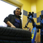 Wymiana opon z letnich na zimowe / Jarosław Kubalski / Radio Kielce