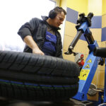 Wymiana opon z letnich na zimowe / Jarosław Kubalski / Radio Kielce