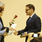 Wojewoda świętokrzyski Agata Wojtyszek wręczyła nadane przez Prezesa Rady Ministrów, okolicznościowe „Medale 100-lecia Odzyskania Niepodległości” / Jarosław Kubalski / Radio Kielce