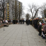 Dąb Niepodległości „Józef Piłsudski” został zasadzony przed budynkiem VII Liceum Ogólnokształcącego im. Józefa Piłsudskiego w Kielcach / Jarosław Kubalski / Radio Kielce