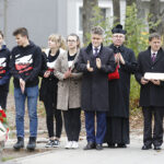 Dąb Niepodległości „Józef Piłsudski” został zasadzony przed budynkiem VII Liceum Ogólnokształcącego im. Józefa Piłsudskiego w Kielcach / Jarosław Kubalski / Radio Kielce