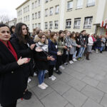 Dąb Niepodległości „Józef Piłsudski” został zasadzony przed budynkiem VII Liceum Ogólnokształcącego im. Józefa Piłsudskiego w Kielcach / Jarosław Kubalski / Radio Kielce