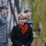 Dąb Niepodległości „Józef Piłsudski” został zasadzony przed budynkiem VII Liceum Ogólnokształcącego im. Józefa Piłsudskiego w Kielcach / Jarosław Kubalski / Radio Kielce