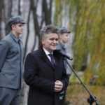 Dąb Niepodległości „Józef Piłsudski” został zasadzony przed budynkiem VII Liceum Ogólnokształcącego im. Józefa Piłsudskiego w Kielcach / Jarosław Kubalski / Radio Kielce