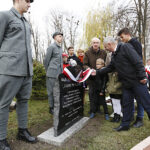 Dąb Niepodległości „Józef Piłsudski” został zasadzony przed budynkiem VII Liceum Ogólnokształcącego im. Józefa Piłsudskiego w Kielcach / Jarosław Kubalski / Radio Kielce