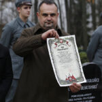 Dąb Niepodległości „Józef Piłsudski” został zasadzony przed budynkiem VII Liceum Ogólnokształcącego im. Józefa Piłsudskiego w Kielcach / Jarosław Kubalski / Radio Kielce