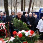 Biała Góra. Gmina Masłów. Osłonięcie pomnika poświęconego ofiarom II wojny światowej. Na zdjęciu: wicewojewoda Andrzej Bętkowski / Jarosław Kubalski / Radio Kielce