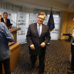 Inaugurująca nową kadencję sesja Rady Powiatu Kieleckiego. Na zdjęciu Tomasz Pleban, Świętokrzyski Wicekurator Oświaty / Jarosław Kubalski / Radio Kielce