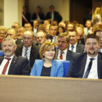 Inaugurująca nową kadencję sesja Rady Powiatu Kieleckiego.  Na zdjęciu (od lewej): Kazimierz Mądzik - świętokrzyski kurator oświaty, Anna Krupka - poseł PiS, Michał Godowski - ustępujący starosta kielecki. / Jarosław Kubalski / Radio Kielce