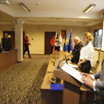 Inaugurująca nową kadencję sesja Rady Powiatu Kieleckiego. Rotę przysięgi odczytał Łukasz Woźniak - najmłodszy radny powiatu kieleckiego / Jarosław Kubalski / Radio Kielce