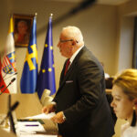 Inaugurująca nową kadencję sesja Rady Powiatu Kieleckiego. Na zdjęciu: Zenon Janus - wicestarosta kielecki / Jarosław Kubalski / Radio Kielce