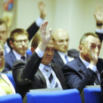 Inaugurująca nową kadencję sesja Rady Powiatu Kieleckiego. Na zdjęciu w środku - Mirosław Gębski (PiS), który jest kandydatem na stanowisko starosty / Jarosław Kubalski / Radio Kielce