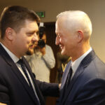 Pierwsza sesja Rady Powiatu Kieleckiego. Nowy przewodniczący Rady Powiatu Kieleckiego Jacek Kuzia (z prawej). Z lewej: ustępujący starosta kielecki Michał Godowski / Jarosław Kubalski / Radio Kielce