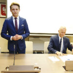 Inauguracyjna sesja Rady Powiatu Kieleckiego. Nowy wiceprzewodniczący rady Kamil Piasecki (z lewej), z prawej nowy przewodniczący Jacek Kuzia / Jarosław Kubalski / Radio Kielce