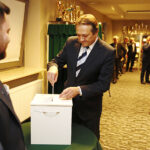 Inauguracyjna sesja Rady Powiatu Kieleckiego. Wybór starosty. Głosuje Mirosław Gębski / Jarosław Kubalski / Radio Kielce