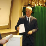 Inauguracyjna sesja Rady Powiatu Kieleckiego. Wybór starosty. Głosuje Jacek Kuzia / Jarosław Kubalski / Radio Kielce