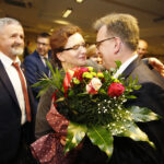 Inauguracyjna sesja Rady Powiatu Kieleckiego. Gratulacje dla nowego wicestarosty kieleckiego Tomasza Plebana składa wojewoda świętokrzyski Agata Wojtyszek / Jarosław Kubalski / Radio Kielce