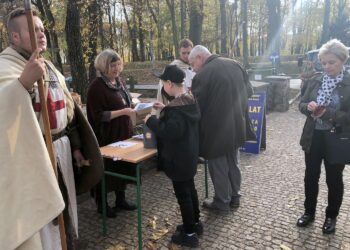 Kwesta na cmentarzu katedralnym / Grażyna Szlęzak-Wójcik / Radio Kielce