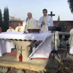 Msza święta na cmentarzu katedralnym / Grażyna Szlęzak-Wójcik / Radio Kielce