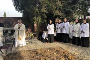 Msza święta na cmentarzu katedralnym / Grażyna Szlęzak-Wójcik / Radio Kielce