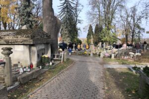 Msza święta na cmentarzu katedralnym / Grażyna Szlęzak-Wójcik / Radio Kielce
