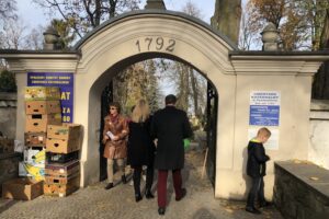 Kwesta na cmentarzu katedralnym / Grażyna Szlęzak-Wójcik / Radio Kielce