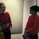 Sandomierz. Finisaż wystawy malarstwa Małgorzaty Kalińskiej. Małgorzata Kalińska (po prawej) / Grażyna Szlęzak - Wójcik / Radio Kielce