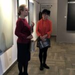 Sandomierz. Finisaż wystawy malarstwa Małgorzaty Kalińskiej. Małgorzata Kalińska (po prawej) / Grażyna Szlęzak - Wójcik / Radio Kielce