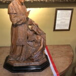 Rzeźba Piusa IX błogosławiącego alegorię Polski / Sandomierz / Radio Kielce