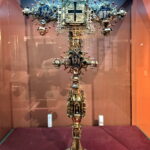 Rzeźba Piusa IX błogosławiącego alegorię Polski / Sandomierz / Radio Kielce