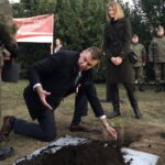 Posadzenie dębu im. Marszałka Józefa Piłsudskiego / Grażyna Szlęzak-Wójcik / Radio Kielce