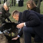 Posadzenie dębu im. Marszałka Józefa Piłsudskiego / Grażyna Szlęzak-Wójcik / Radio Kielce