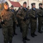 Capstrzyk w wigilię Święta Niepodległości. Przemarsz przedstawicieli służb mundurowych, władz samorządowych oraz mieszkańców ulicami Sandomierza na Rynek starego miasta / Grażyna Szlęzak-Wójcik / Radio Kielce