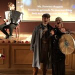 Sandomierz. Koncert „Z wdzięczności dla niepodległości.  Zdrowy Polak - nowy patriotyzm". Na zdjęciu: Anna Przybysz z Adamem Bidasem z grupy rekonstrukcji histrorycznych / Grażyna Szlęzak - Wójcik / Radio Kielce