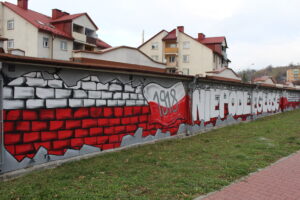 Mural upamiętniający setną rocznicę odzyskania przez Polskę niepodległości znajdujący się w Pińczowie przy ulicy 7 Źródeł / Marta Gajda / Radio Kielce