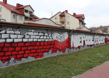Mural upamiętniający setną rocznicę odzyskania przez Polskę niepodległości znajdujący się w Pińczowie przy ulicy 7 Źródeł  / Marta Gajda / Radio Kielce