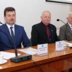 Busko-Zdrój. Inauguracyjna sesja nowej Rady Powiatu. Na zdjęciu (od lewej): Krzysztof Eliasz - wiceprzewodniczący Rady Powiatu,  Andrzej Gądek – przewodniczący Rady Powiatu oraz Zbigniew Zioło - wiceprzewodniczący Rady Powiatu / Marta Gajda / Radio Kielce