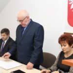 Opatowiec. Inauguracyjna sesja Urzędu Gminy. Na zdjęciu (od lewej): Jan Sojka - wiceprzewodniczący, Henryk Kryca - przewodniczący i Dorota Domoń - wiceprzewodnicząca / Marta Gajda / Radio Kielce