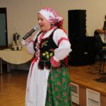 Prezentacja strojów ludowych na bazie strojów Krakowiaków wschodnich z terenów obecnego powiatu buskiego z przełomu XIX/XX wieku / Marta Gajda / Radio Kielce