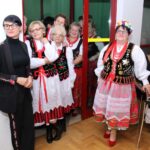 Prezentacja strojów ludowych na bazie strojów Krakowiaków wschodnich z terenów obecnego powiatu buskiego z przełomu XIX/XX wieku / Marta Gajda / Radio Kielce