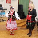 Prezentacja strojów ludowych na bazie strojów Krakowiaków wschodnich z terenów obecnego powiatu buskiego z przełomu XIX/XX wieku / Marta Gajda / Radio Kielce