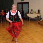 Prezentacja strojów ludowych na bazie strojów Krakowiaków wschodnich z terenów obecnego powiatu buskiego z przełomu XIX/XX wieku / Marta Gajda / Radio Kielce