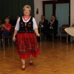 Prezentacja strojów ludowych na bazie strojów Krakowiaków wschodnich z terenów obecnego powiatu buskiego z przełomu XIX/XX wieku / Marta Gajda / Radio Kielce