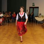 Prezentacja strojów ludowych na bazie strojów Krakowiaków wschodnich z terenów obecnego powiatu buskiego z przełomu XIX/XX wieku / Marta Gajda / Radio Kielce