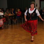 Prezentacja strojów ludowych na bazie strojów Krakowiaków wschodnich z terenów obecnego powiatu buskiego z przełomu XIX/XX wieku / Marta Gajda / Radio Kielce